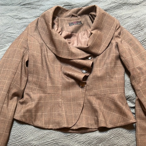 Gorgeous brown plaid ruffle front peplum scoop collar blazer - US 12 - Picture 2 of 9